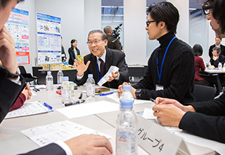 にこやかに自己紹介する参加者