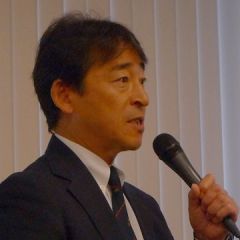講演中の岸本信弘氏