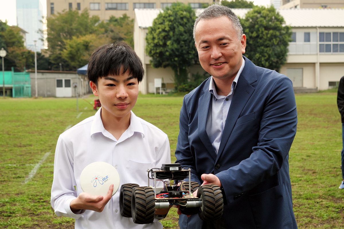 奈良高専チームの神元氏、小峰無線電機の加藤社長