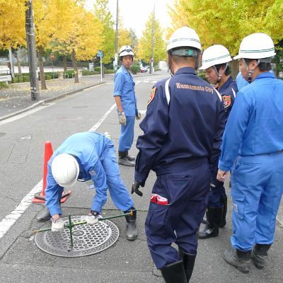 マンホールを開け、異常の有無を確認